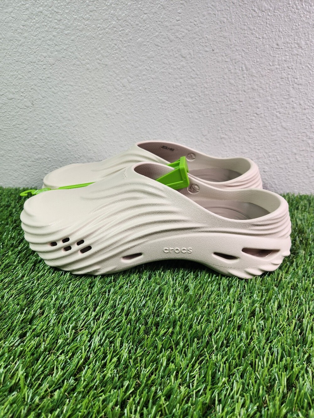 Crocs Echo Wave Mens  Almond Tint 210521-0LL Sandals Slipper Comfort NEW Sz 13